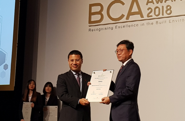 2018 싱가포르 건설대상(BCA) 시상식에서 김승식 쌍용건설 싱가포르 지사장(오른쪽)이 수상하고 있다. /사진제공=쌍용건설 ⓒ대한뉴스