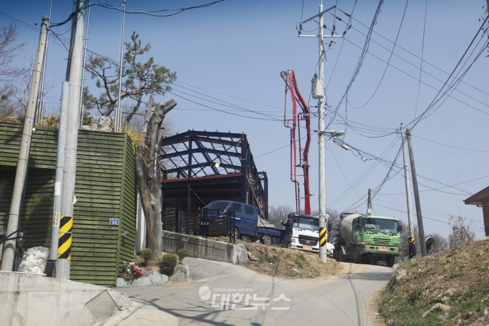 사진은 김포 고촌읍 전호리 신설공장건립을 위해 콘크리트를 타설하는 모습ⓒ대한뉴스