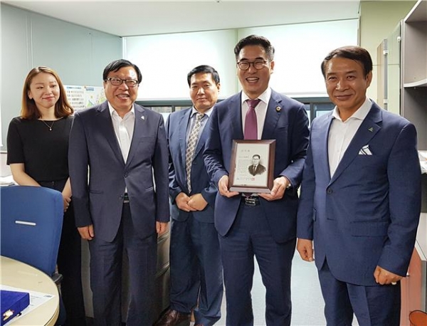 감사패를 수여 받은 김종무 의원(오른쪽에서 두 번째). ⓒ대한뉴스
