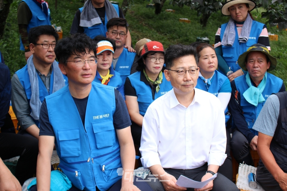 사진은 태풍 링링 피해복구 활동중인 박완주 의원(좌측 첫번째) 모습ⓒ대한뉴스
