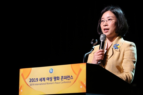 19일 오후 서울 더케이호텔 아트홀에서 열린  ‘2019 세계 여성 평화 콘퍼런스’에서 윤현숙 IWPG 대표가 발제를 하고 있다ⓒ대한뉴스