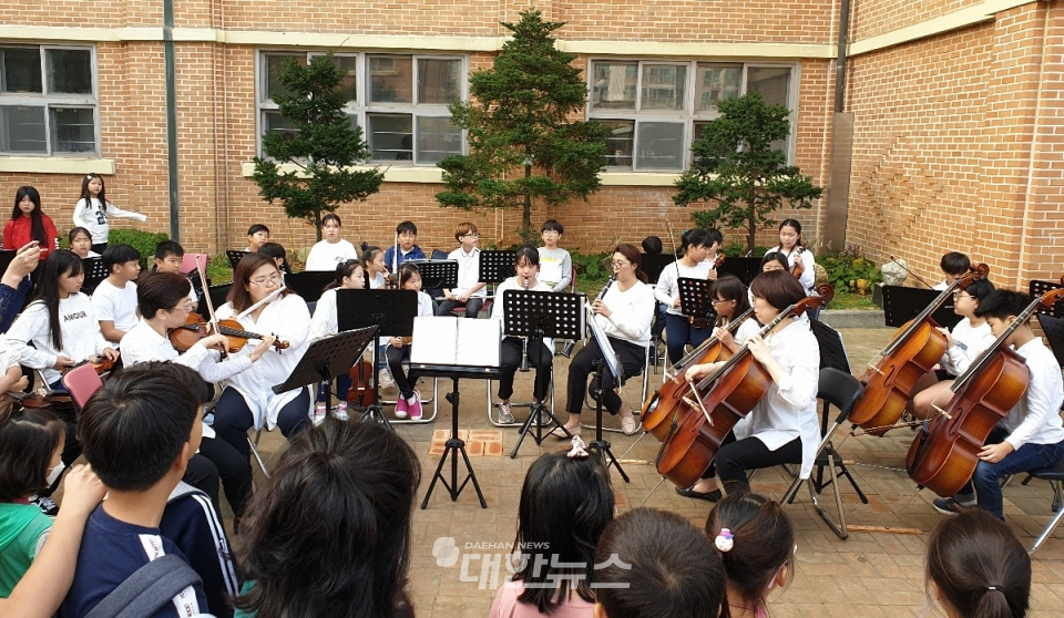 사진은 인천 삼목초등학교 등굣길 음악회 모습ⓒ대한뉴스