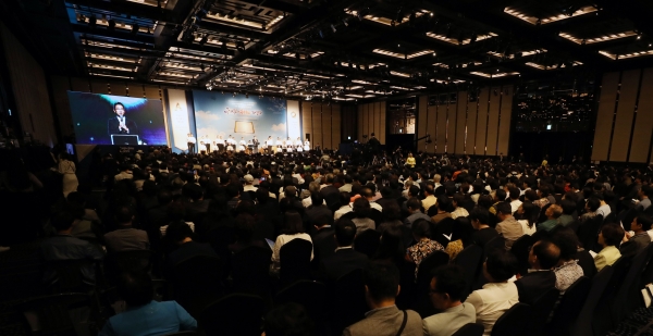4일 오후 서울 강남 그랜드 인터컨티넨탈 파르나스 호텔에서 열린 신천지 말씀대성회에서 참석자들이 찬양을 하고 있다.ⓒ대한뉴스