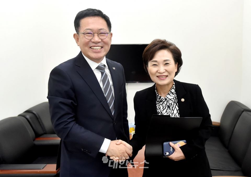 사진은 박남춘 인천시장(좌측)과 김현미 국토교통부 장관(우측) ⓒ대한뉴스