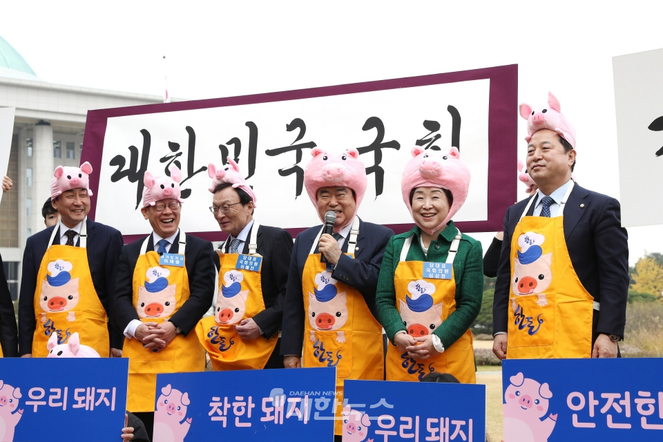 사진은 ‘국회 우리 한돈 사랑 캠페인’에 참석한 문희상 국회의장(우측에서 세번째) 모습ⓒ대한뉴스