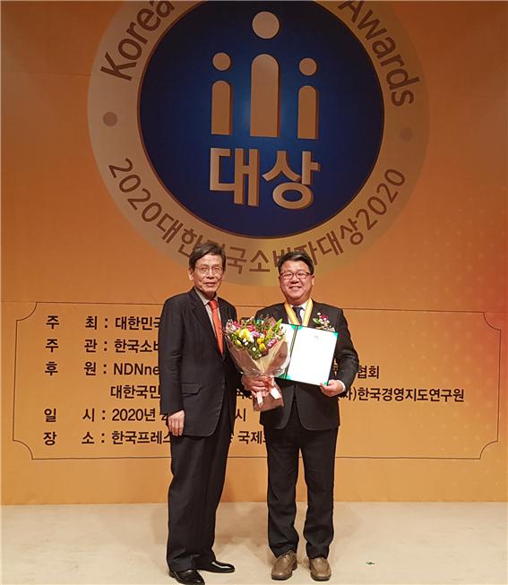 홍성룡 의원이  ‘2020 대한민국소비자大賞시상식’에서 ‘소비자의회정책부문’ 대상을 수상하고 있다. ⓒ대한뉴스