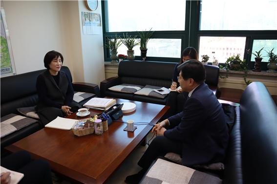왼쪽부터 김혜련 위원장, 박홍준 회장. ⓒ대한뉴스