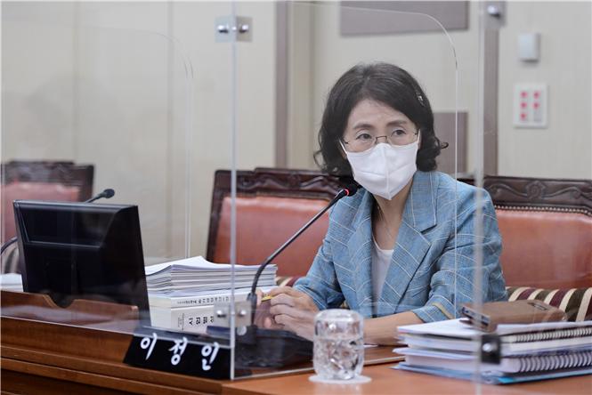 회의 중 질의를 하고 있는  서울시의회 이정인 의원.  ⓒ대한뉴스