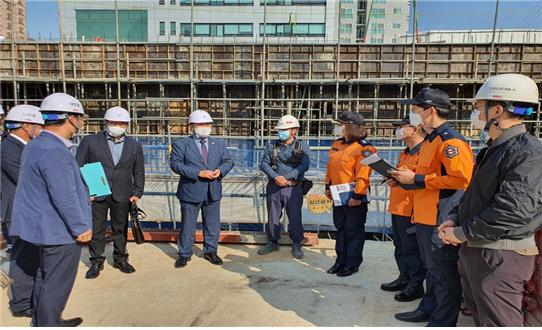 서울시의회 채인묵 의원이 금천소방서 건축현장을 점검하고 있다.  ⓒ대한뉴스