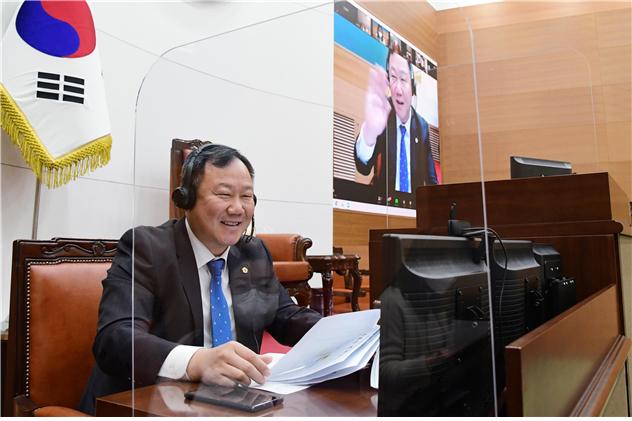 제215회 온라인 청소년 의회교실에서 김인호 의장이 격려하고 있다.  ⓒ대한뉴스