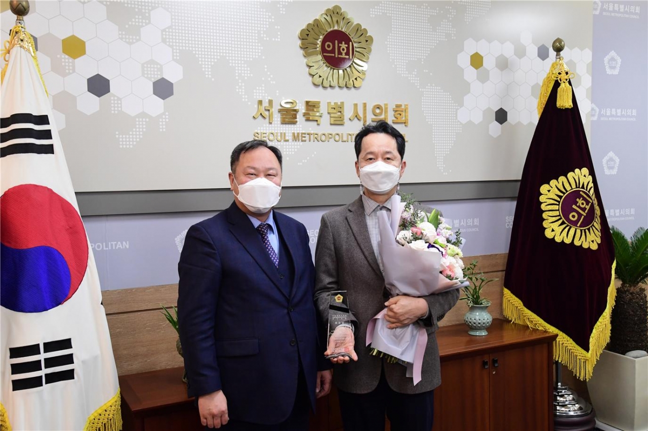 서울시의회 임종국 의원(오른쪽)이 '2020년도 의원 역량강화교육이수 우수의원' 시상식에서 우수의원으로 선정되어 수상하고 있다.  ⓒ대한뉴스