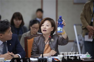 국정감사 물병 변형카메라 들고 있는 진선미 의원 ⓒ대한뉴스