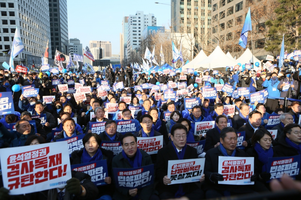 ‘윤석열 정권 민생 파탄 검사독재 규탄대회’에 참석한 민주당 의원들과 당원, 지지자들이 구호를 외치고 있다. ⓒ대한뉴스