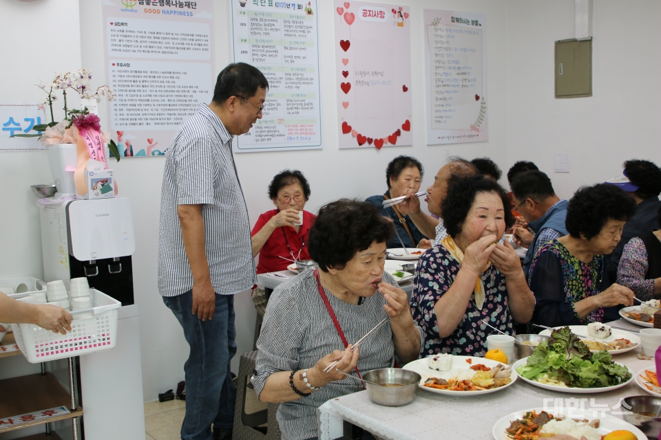 참좋은 행복 나눔재단이 식사를 제공하는 모습(사진=김병호 논설주간)