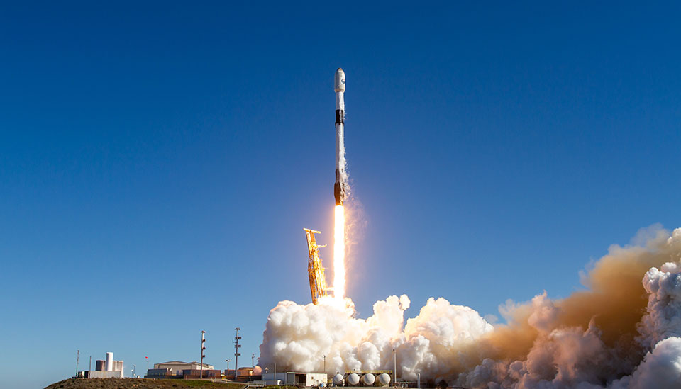 군 정찰위성 1호기가 2일 새벽 미국 캘리포니아주 반덴버그 우주군 기지에서 스페이스 X사의 “팰컨 9”을 사용하여 발사에 성공했다.(출처/제공 : 스페이스 X) ⓒKAI(한국항공우주산업㈜)