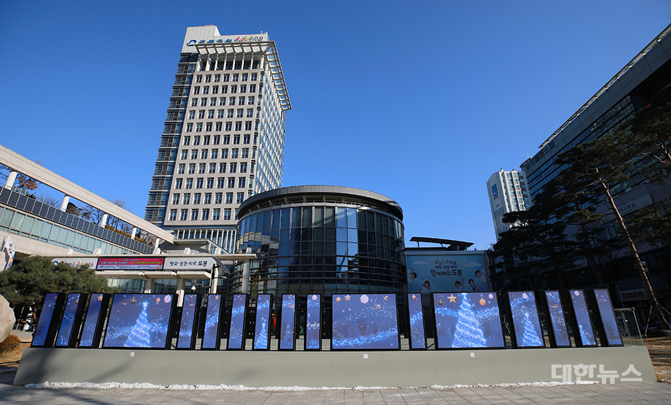 도봉구청 앞 광장에 설치된 미디어폴 전경 ⓒ대한뉴스