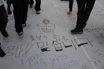 서울 시청앞  '쇠고기 고시철회'를 요구하는 한 시위자의 낙서...