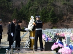 박근혜 대통령,천안함 용사 3주기 추모식에서 헌화