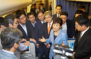 박근혜 대통령,  전용기 안에서 취재진들과 만남