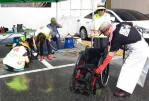 척수장애인협회 군산지회, '휠체어 깨끗이 세척해드려요!'