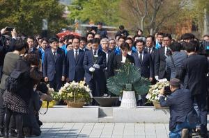 김경수 의원,  '봉하마을 방문,'기자간담회 등 본격 선거전