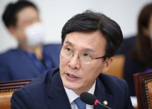 김민석 보건복지위원장, 20년만의 대정부질문 출격
