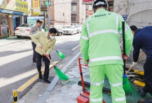 김태우 서울 강서구청장, 직접 빗자루 들고 먹자골목 청소 나섰다