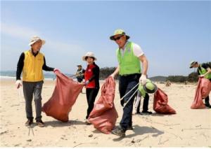 Sh수협은행, 충남 원산도 해변서 예금보험공사와 공동으로‘플로깅 캠페인’펼쳐
