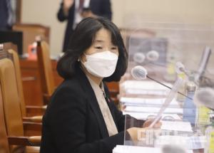 윤미향 의원, 서민 교수 명예훼손으로 고소