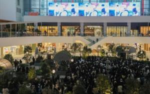 ‘엔터 테넌트’ 성지된 현대백화점 … “가상 아이돌 팬 10만명 몰렸다”