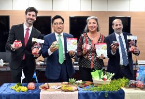 한국농수산식품유통공사, 아르헨티나 ‘국가적 차원 김치의 날’ 제정 의원에 글로벌 김치 홍보대사 위촉